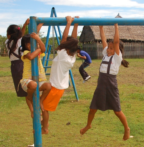 Girls playing on monkey bars at Chino. Photo by Campbell Plowden/Center for Amazon Community Ecology