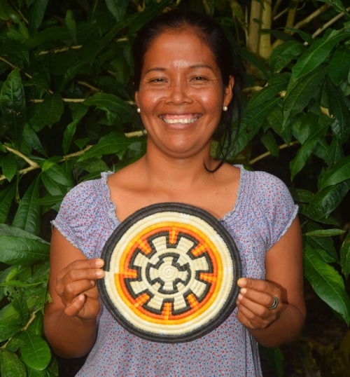 Artisan Milda Q from Puca Urquillo Bora with her hot pad made from chambira palm fiber in cooperation with CACE. Photo by Campbell Plowden / Center for Amazon Community Ecology