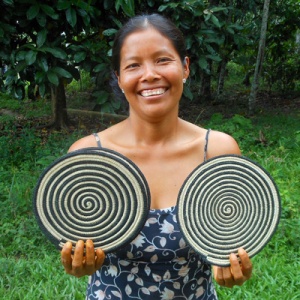 Milda from Puca Urquillo with woven hot pads. Photo by Campbell Plowden/CACE